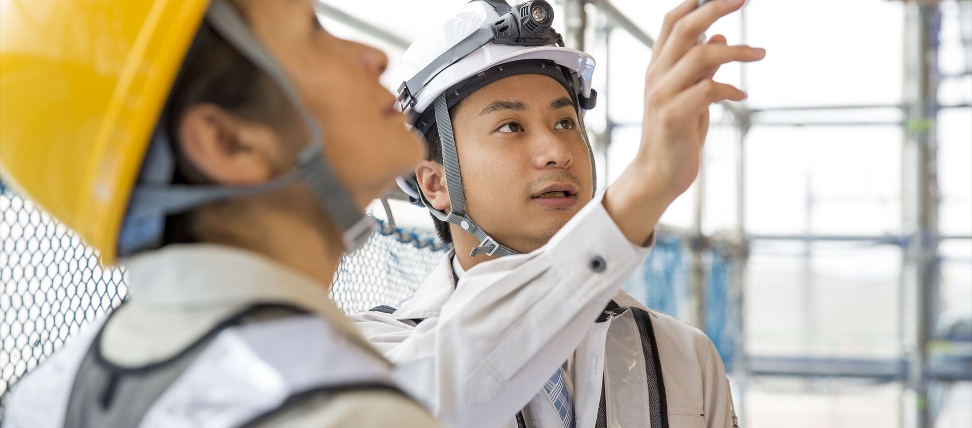 外壁をチェックするスタッフ