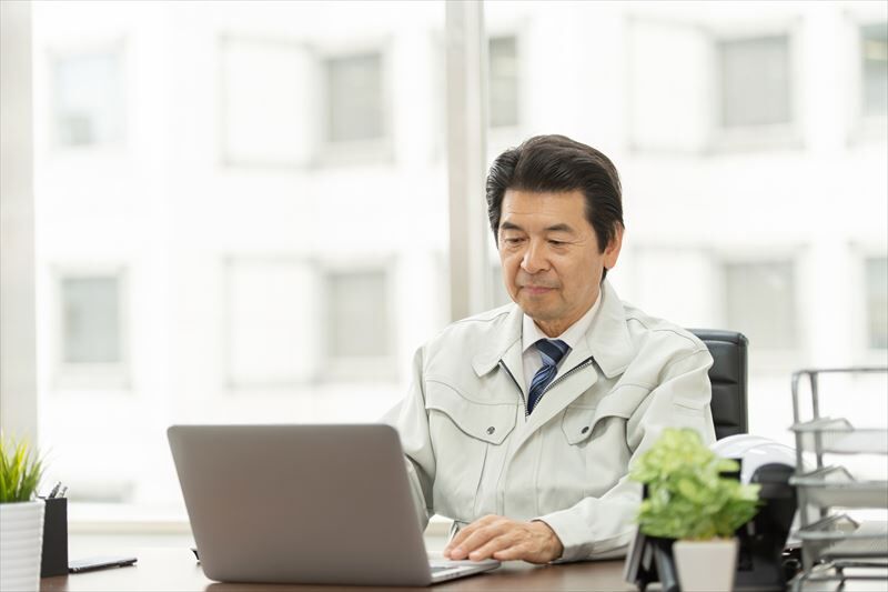 パソコンを打つ社長